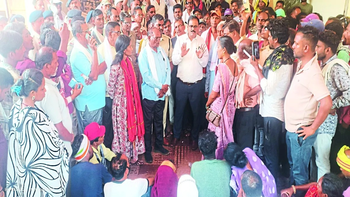 सीवरेज लाइन बिछाने के दौरान मिट्टी धंसने से तीन मजदूरों की मौत मामले में बीएसपी प्रबंधन ने डीजीएम नगर प्रशासक मंगेश सेलकर और एजीएम सर्विसेस रमेश कुमार हेड़ाऊ को निलंबित कर दिया है। वहीं मुआवजे और नौकरी की मांग को लेकर परिजनों एवं मजदूर संगठनों ने राजहरा माइंस अस्पताल की मरच्युरी में रखे तीनों शवों को लेने से इनकार कर दिया और धरना प्रदर्शन किया।