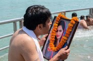 husband performed pind daan of his living wife by spitting on her photo know whole story haridwar