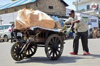 International Labour Day 1 May Tirathdas 70 year shouldering burden of responsibilities in scorching heat This touching scene gave a big message