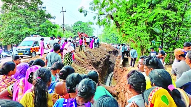 सड़क पर पड़ी मिट्टी के दबाव से पहले से जल आवर्धन योजना की पाइप धंसक गई। पाइप और मिट्टी की चपेट में आने से कार्य कर रहे तीनों मजदूर दब गए और उनकी मौत हो गई।