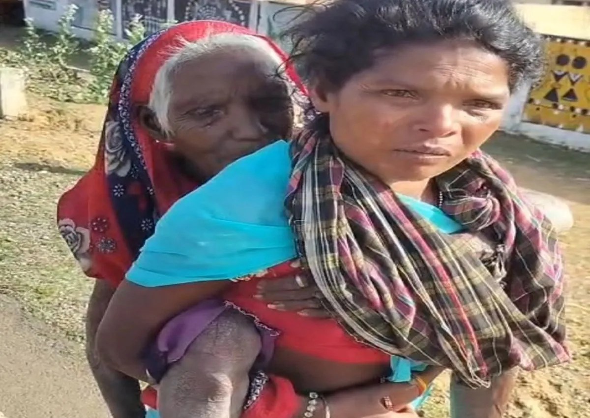 Mainpat Viral video, Mother-in-law carried on back