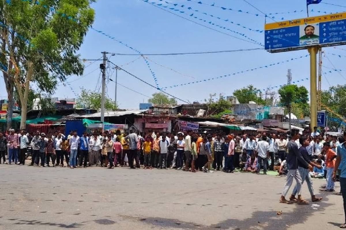 Two people were attacked over a dispute regarding illegal liquor smuggling; a young man was beaten so badly that his ribs were broken and he died.