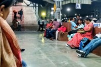 Prayagraj, indian railways, porters, online coolie booking