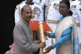 डॉ. राजेंद्र प्रसाद और डॉ. केके ठकराल को पद्मश्री सम्मान (फोटो सोर्स : भाषा WhatsApp News Group)