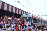 चारबाग से विधानसभा तक निकला पैदल मार्च, युवाओं और कार्यकर्ताओं ने बुलंद की आवाज (फोटो सोर्स : भाषा WhatsApp News Group)