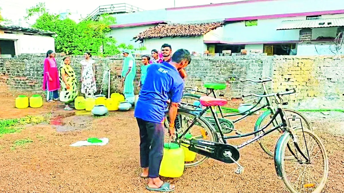 बालोद जिले में अधिकारी कलेक्टर के निर्देश को भी ठेंगा दिखा रहे हैं। शायद कलेक्टर के निर्देशों का पालन अधिकारियों को नहीं करना है। दरअसल इन दिनों भीषण गर्मी है और पेयजल समस्या भी गहरा गई है।