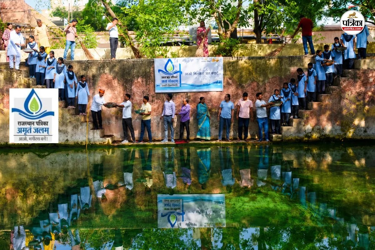 Patrika Amritam Jalam Abhiyaan Jaipur labour donate Shramdan 300 year old stepwell smiling