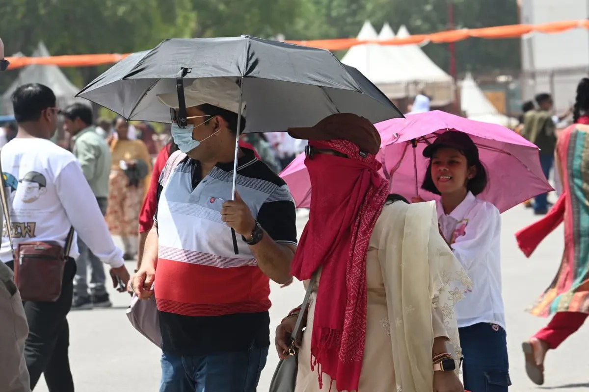 5 दिनों का रेड अलर्ट जारी, तापमान 48°C के पार पहुंचा (फोटो सोर्स : भाषा WhatsApp News Group)
