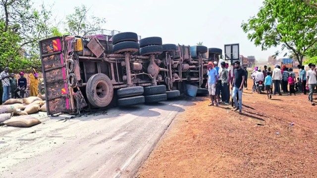 जगतरा के पास एक ट्रक अनियंत्रित होकर पलट गया। इससे नेशनल हाइवे में चावल से भरे बारदाने गिर गए। यातायात भी प्रभावित हो गया।