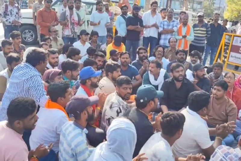 cow head found hindu organizations protest road block MP News