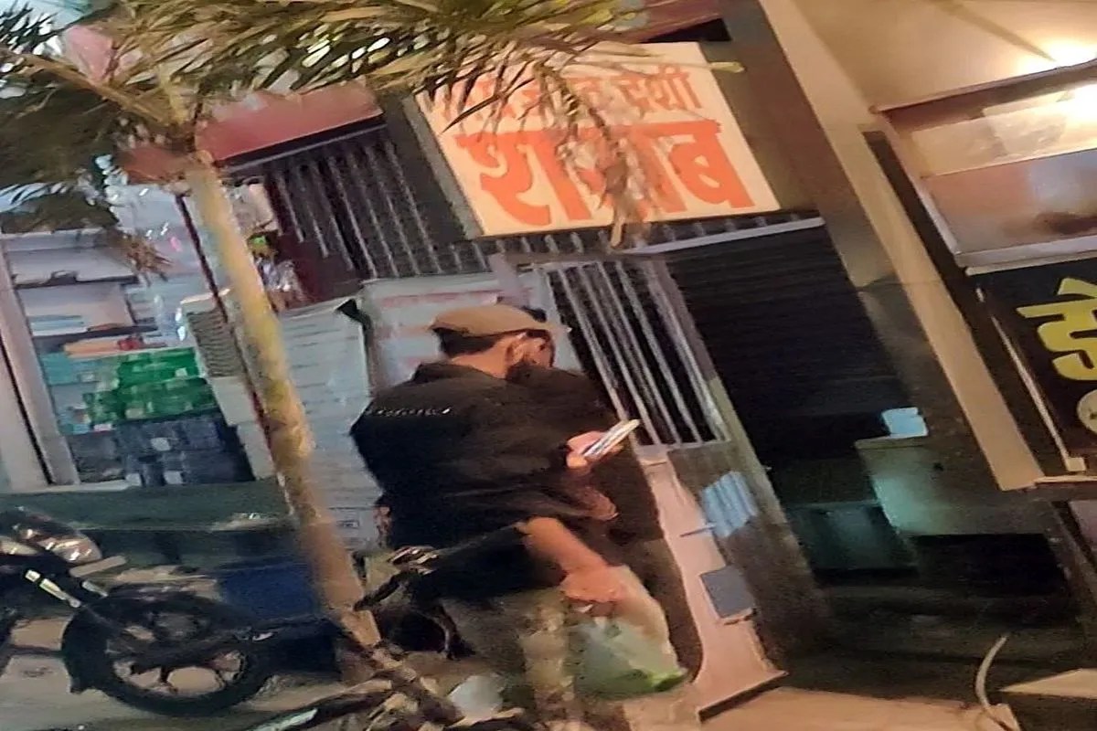 एजुकेशन जोन पिपराली रोड पर रात आठ बजे बाद भी खुलेआम बिक रही शराब, पुलिस-प्रशासन मौन। पिपराली रोड पर रात आठ बजे बाद शराब ठेका के पास कोचिंग्स के बच्चे बैठे हुए हैं और शराब ठेकेदार नियमों को ताक पर रख खुलेआम शराब बेच रहे हैं