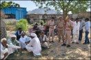मुर्दाघर के बाहर जमा परिजन और पुलिस