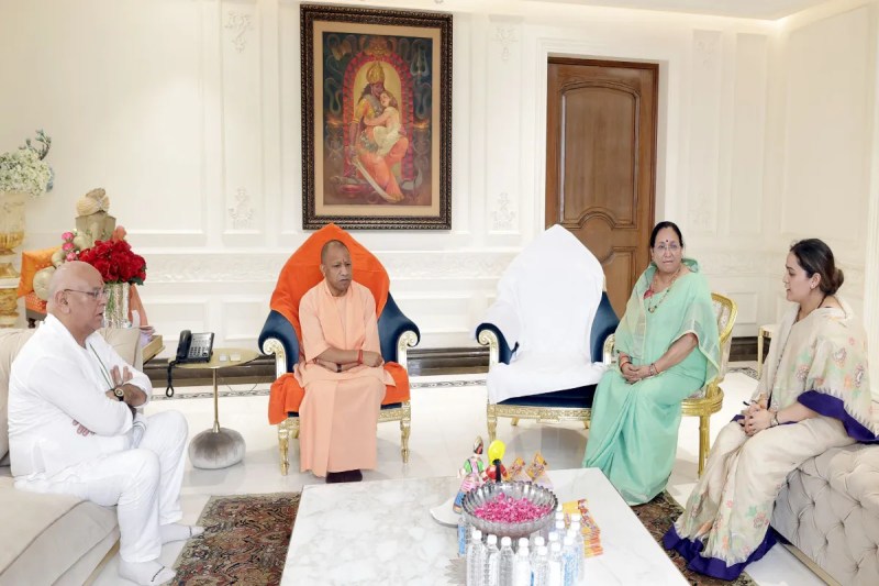 अपर्णा यादव के आवास पहुंचे सीएम योगी, प्रतीक यादव को दी भावभीनी श्रद्धांजलि (फोटो सोर्स : भाषा WhatsApp News Group)
