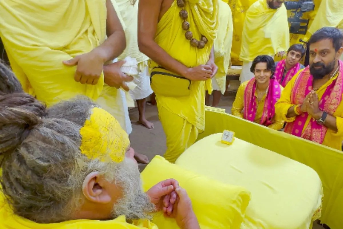 प्रेमानंद महाराज के चरणों में झुके सिद्धार्थ गुप्ता, दिव्य आशीर्वाद लेते हुए एक्टर का वीडियो वायरल