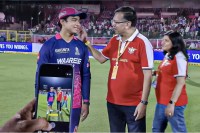 Vaibhav Suryavanshi chats with Sanjiv Goenka,