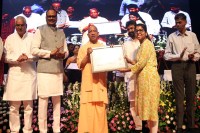 UPSSSC ने नव-नियुक्त कनिष्ठ विश्लेषकों (औषधि) व दंत स्वास्थ्य वैज्ञानिकों को दिए नियुक्ति पत्र (फोटो सोर्स : भाषा WhatsApp News Group)