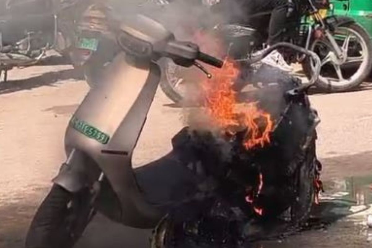 Bikaner Accident at Roshni Ghar Chauraha Electric Scooter Catches Fire in Middle of Road