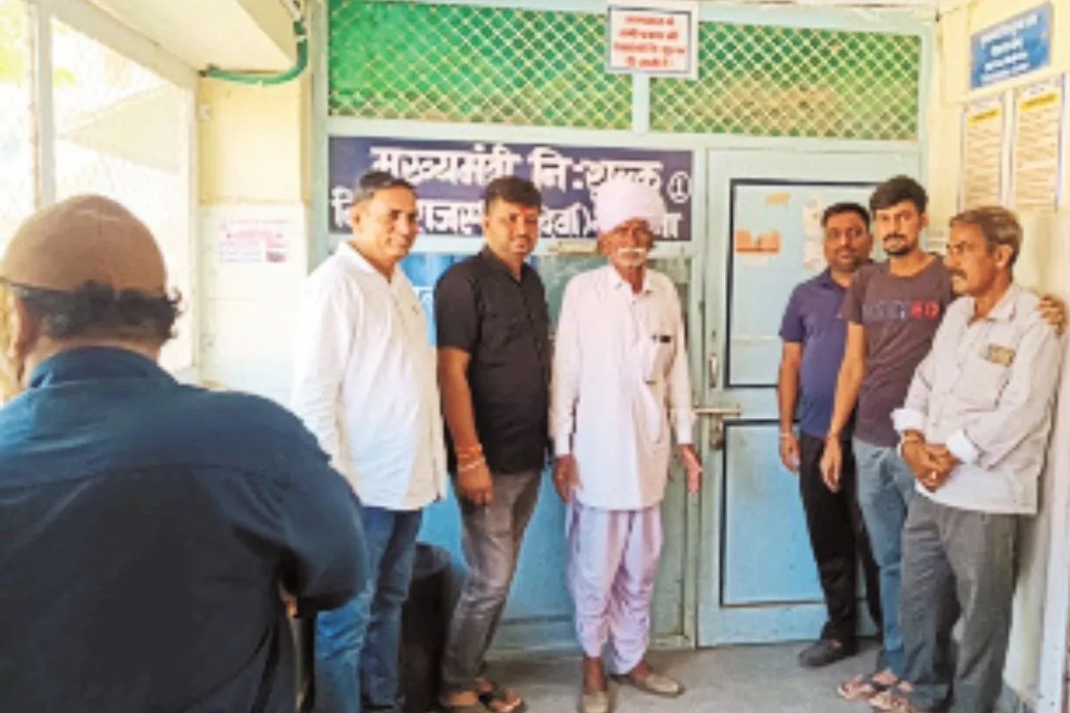 Nagaur Drunk Pharmacist Distributes Medicines 