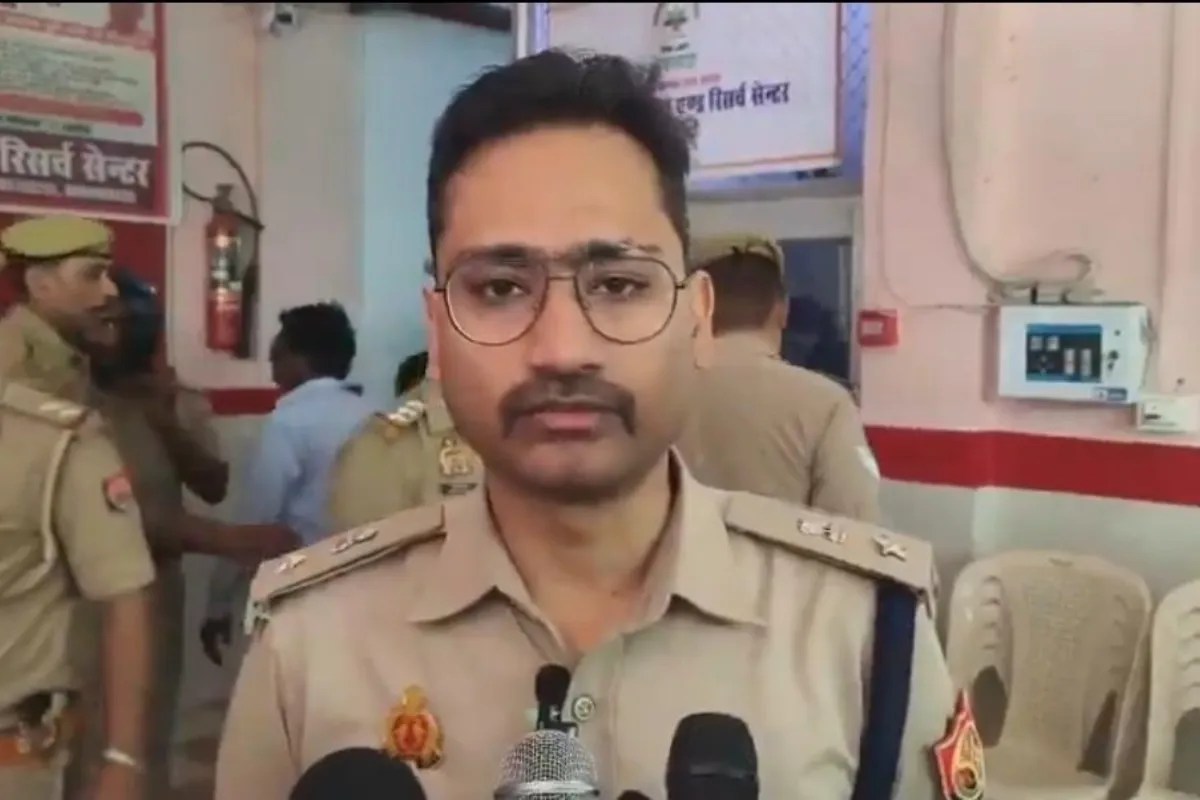 घटना की जानकारी देते पुलिस अधीक्षक, फोटो सोर्स- X वीडियो ग्रैब चंदौली पुलिस