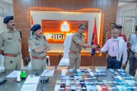 वास्तविक स्वामी को मोबाइल देते, फोटो सोर्स- उन्नाव पुलिस