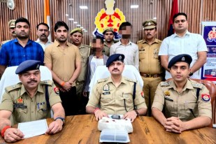 पुलिस की गिरफ्त में हत्यारोपी दो भाई, फोटो सोर्स- औरैया पुलिस