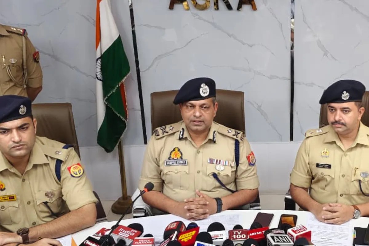 जानकारी देते पुलिस कमिश्नर, फोटो सोर्स- X आगरा पुलिस