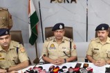 जानकारी देते पुलिस कमिश्नर, फोटो सोर्स- X आगरा पुलिस