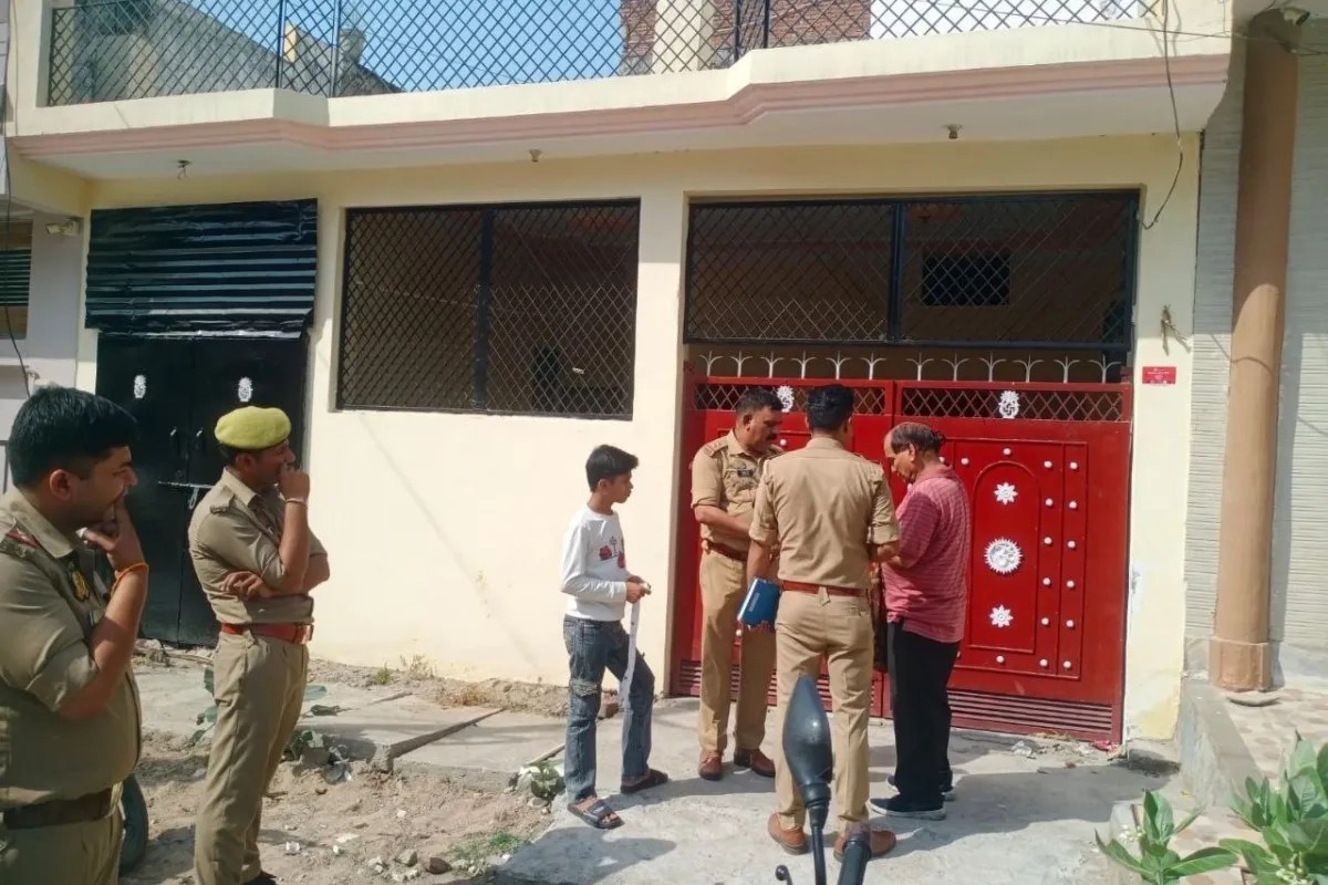 घर के बाहर मौजूद पुलिस, फोटो सोर्स- पत्रिका