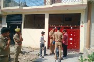 घर के बाहर मौजूद पुलिस, फोटो सोर्स- पत्रिका