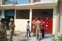 घर के बाहर मौजूद पुलिस, फोटो सोर्स- पत्रिका