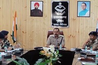 पुलिस कर्मियों को ब्रीफ करते नैनीताल पुलिस अधीक्षक, फोटो सोर्स- X नैनीताल पुलिस