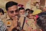 सीओ ने हाथ जोड़कर कहा, फोटो सोर्स- X वीडियो ग्रैब