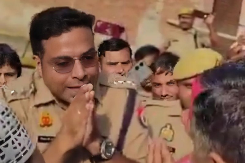 सीओ ने हाथ जोड़कर कहा, फोटो सोर्स- X वीडियो ग्रैब