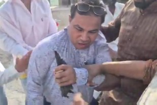 जेई की पिटाई करते ग्रामीण (फोटो सोर्स- 'X' वीडियो ग्रैब)