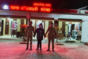 महाराजगंज पुलिस की गिरफ्त में संदिग्ध अमेरिकी, फोटो सोर्स- महाराजगंज पुलिस