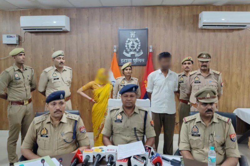 पुलिस की गिरफ्त में आरोपी, फोटो सोर्स- इटावा पुलिस