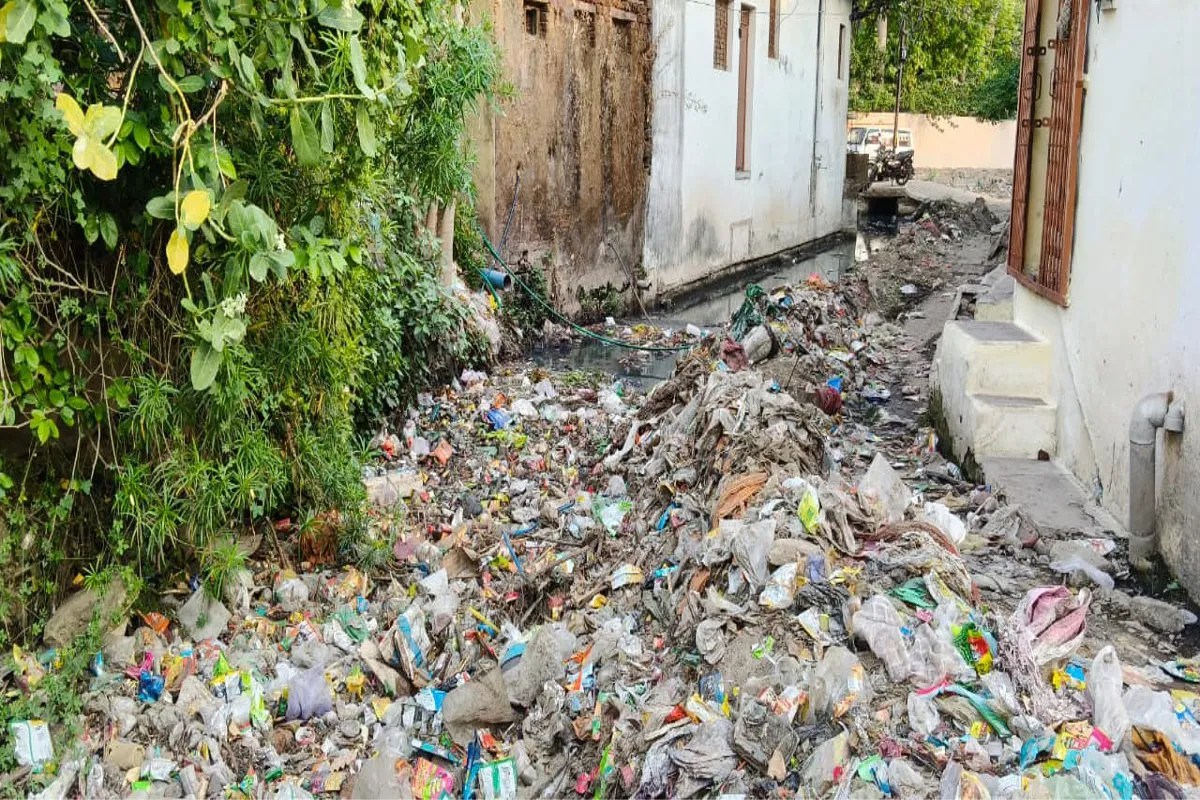 Incomplete drain, life in trouble: Dirt and stench make it difficult to live in homes