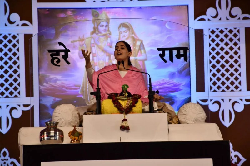 The one who attracts everyone is Krishna - Jaya Kishori