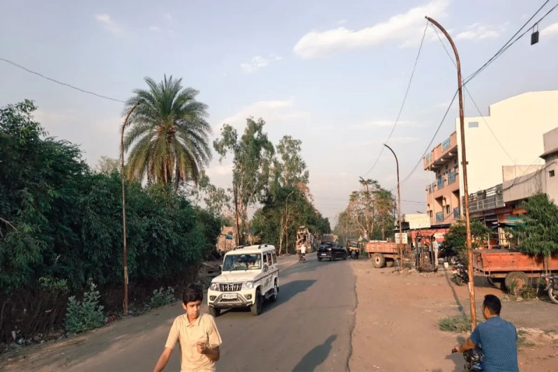 Streetlights on Aagasaud Road are out of commission, lights have disappeared from several poles, and the Panchayat has not taken over.