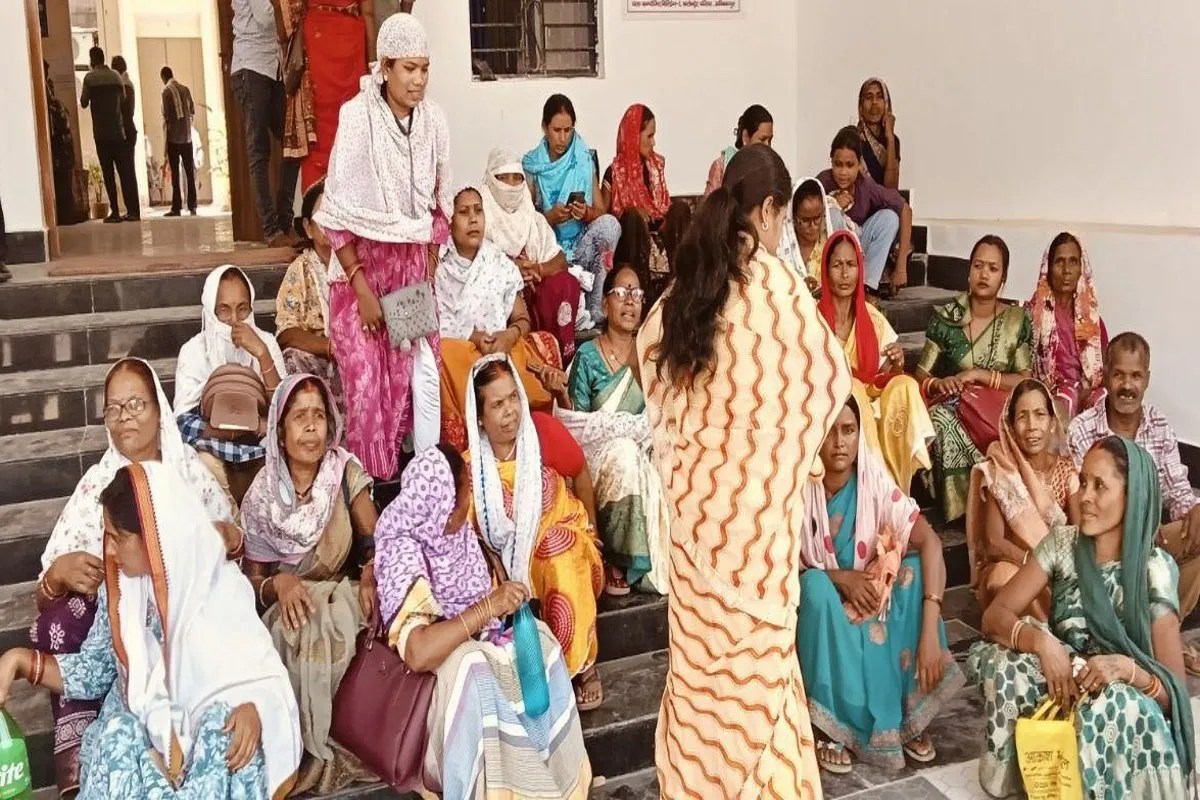 Women angry on collector, Liquor shop protest