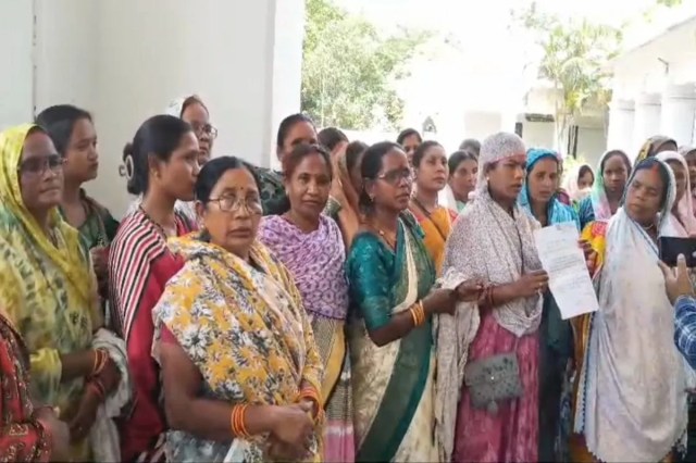 Women angry on collector, Liquor shop protest