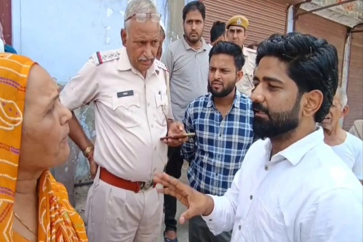 भीषण गर्मी के बीच अलवर शहर में पानी का संकट गहरा रहा है। शहर में प्रतिदिन पानी की मांग करीब 95 एमएलडी (मिलियन लीटर प्रतिदिन) है, जबकि वर्तमान में केवल 49 एमएलडी पानी ही उपलब्ध हो पा रहा है। जलदाय विभाग के अधिकारियों का कहना है कि शहर में कुल 434 नलकूप सक्रिय हैं। इनमें से 94 पुराने बोरिंगों को गहरा किया गया, जिनमें अधिकतर में दोबारा पानी निकल आया है। कई क्षेत्रों में टैंकरों और सीमित सप्लाई के सहारे काम चलाना पड़ रहा है।