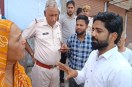 भीषण गर्मी के बीच अलवर शहर में पानी का संकट गहरा रहा है। शहर में प्रतिदिन पानी की मांग करीब 95 एमएलडी (मिलियन लीटर प्रतिदिन) है, जबकि वर्तमान में केवल 49 एमएलडी पानी ही उपलब्ध हो पा रहा है। जलदाय विभाग के अधिकारियों का कहना है कि शहर में कुल 434 नलकूप सक्रिय हैं। इनमें से 94 पुराने बोरिंगों को गहरा किया गया, जिनमें अधिकतर में दोबारा पानी निकल आया है। कई क्षेत्रों में टैंकरों और सीमित सप्लाई के सहारे काम चलाना पड़ रहा है।