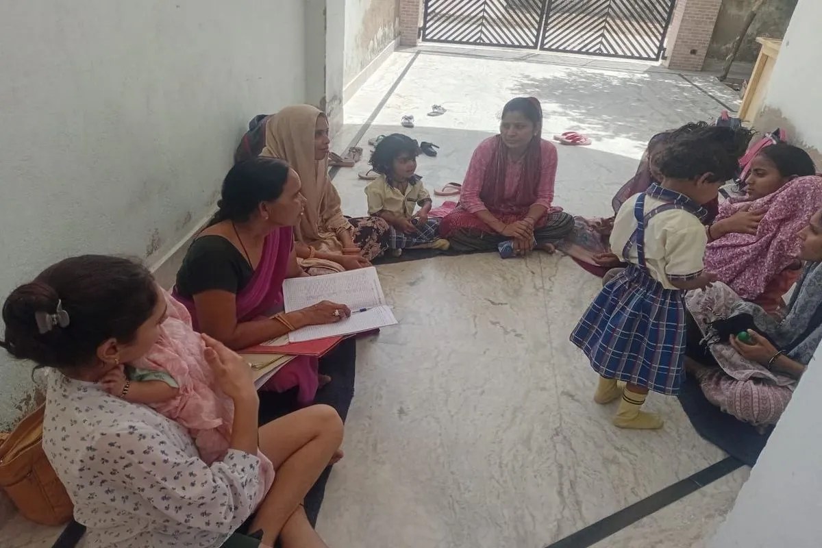अलवर. प्रदेशभर में भीषण गर्मी और लगातार बढ़ते तापमान को देखते हुए राज्य सरकार ने 17 मई से स्कूलों में ग्रीष्मकालीन अवकाश घोषित कर दिया है। इससे स्कूली बच्चों और अभिभावकों को राहत मिली है, लेकिन दूसरी ओर आंगनबाड़ी केंद्रों पर आने वाले मासूम बच्चों के लिए अब तक कोई राहत नहीं दी गई है।