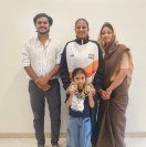 नन्हीं कराटे चैम्पियन आरवी जैन अपनी कोच खुशबू जैन एवं माता-पिता के साथ।