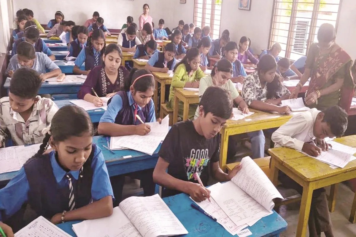 Dhamtari News: प्रयास आवासीय विद्यालय प्रवेश परीक्षा, पूछा-छत्तीसगढ़ी मुहावरा कथरी ओढ़े घी खाय का अर्थ क्या है?