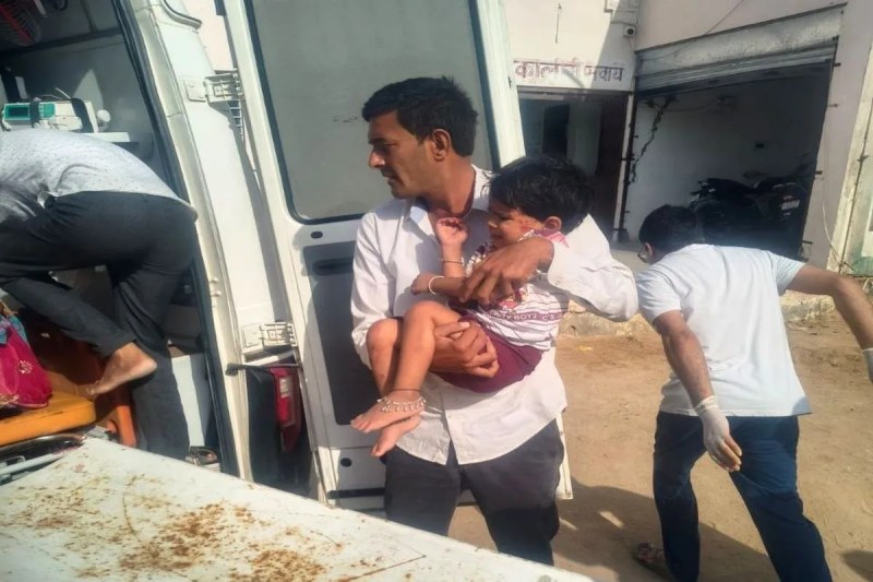 कार और रोडवेज बस में टक्कर