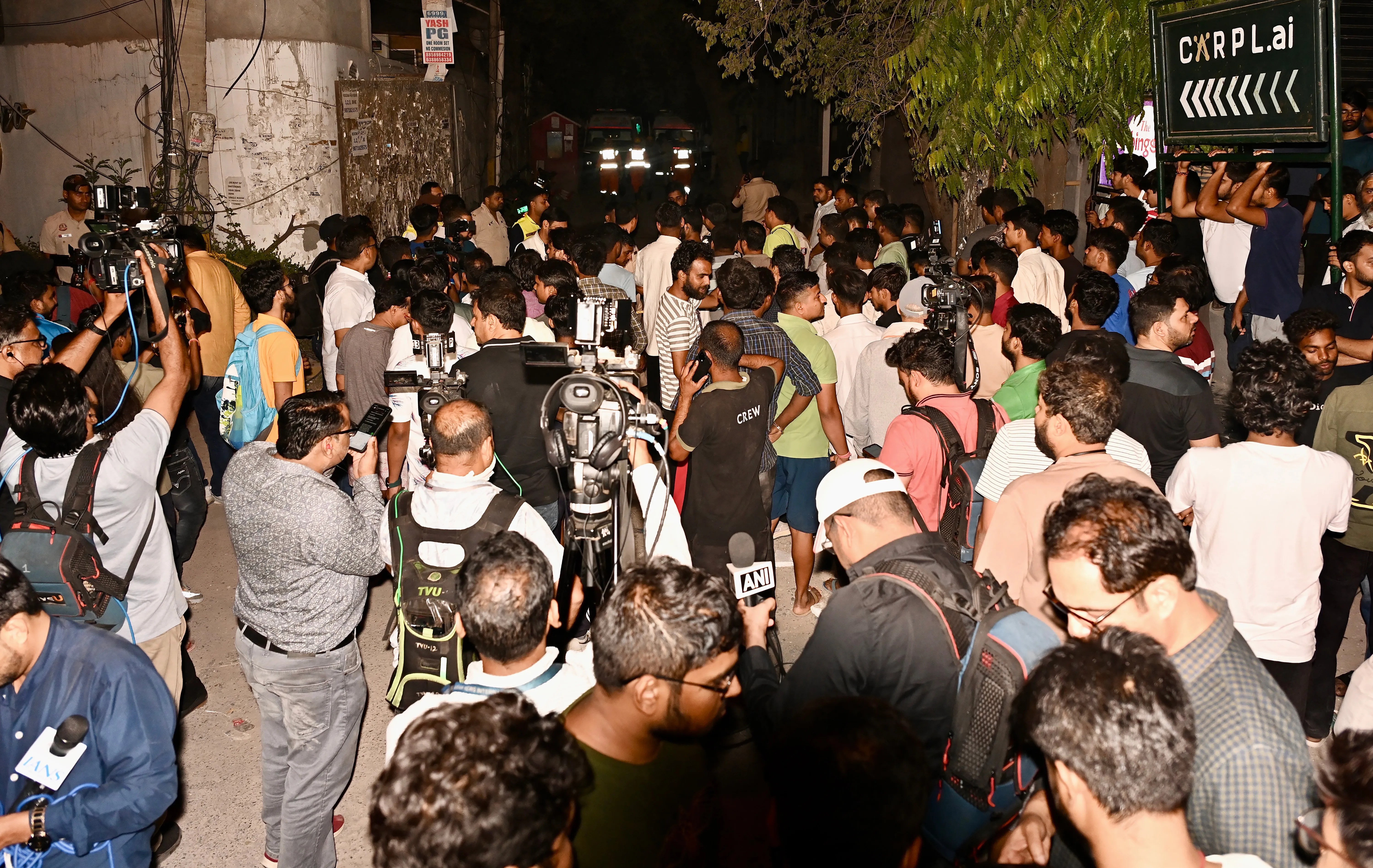 collapses Delhi Saket