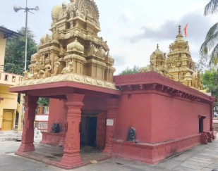 धारवाड़ स्थित ऐतिहासिक सोमेश्वर मंदिर का भव्य बाहरी दृश्य।