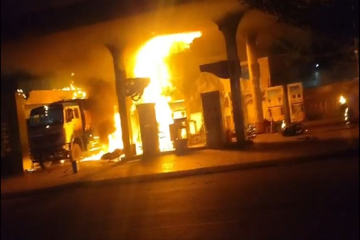 mp news petrol pump fire rajgarh 11 people burnt many bikes burnt